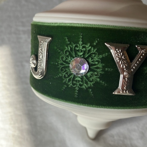 Hallmark: 2015- Keepsake Ornament- Emerald Joy Ceramic Christmas Ornament - Picture 3 of 16
